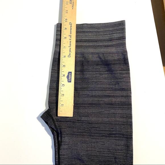 Fabletics capri leggings seamless stripe print M - Picture 7 of 12
